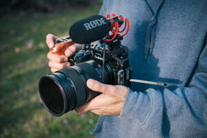 Martin Faure réalisateur vidéo freelance en train de tourner des images hautes de gamme