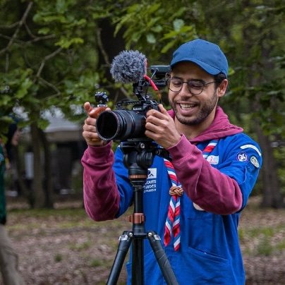 Martin Faure réalisateur vidéo freelance en train de filmer une interview